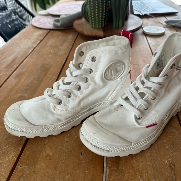 Like new palladium sneakers with red detail - Picture 4 of 5